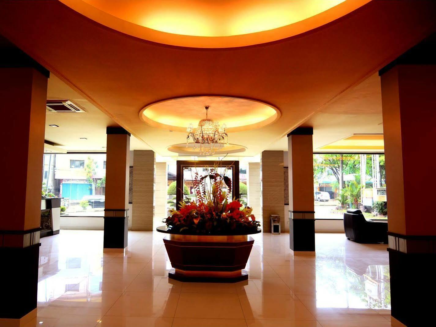Halim Hotel Tanjung Pinang Exterior foto
